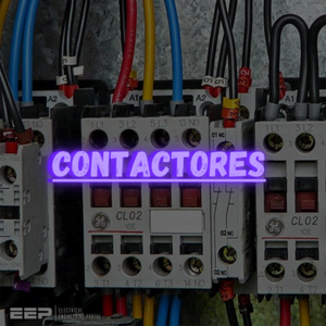 Imagen con contactores de fondo, oscurecido y con un texto neon de color morado enfrente y en el centro con la palabra "Contactores"